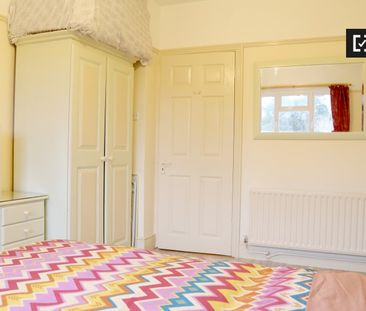 Spacious room in 4-bedroom houseshare in Clontarf, Dublin - Photo 5