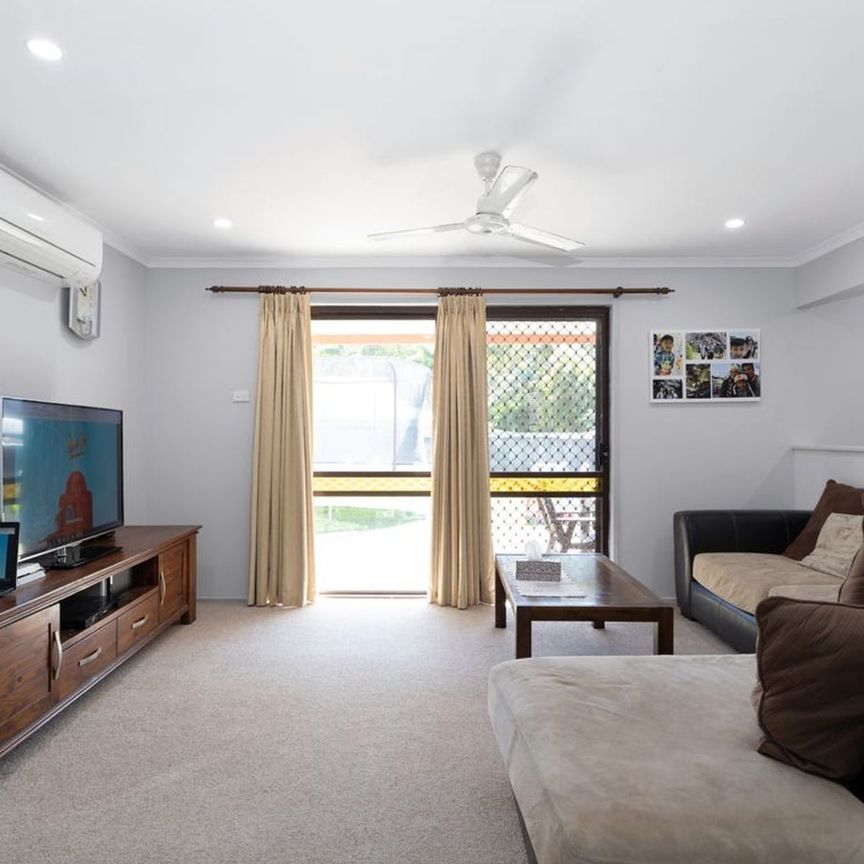 Spacious Family Home in Prime Andergrove Location&excl; - Photo 1