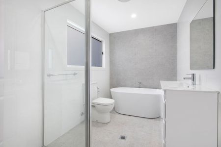 THREE BEDROOM TOWNHOUSE - Photo 5