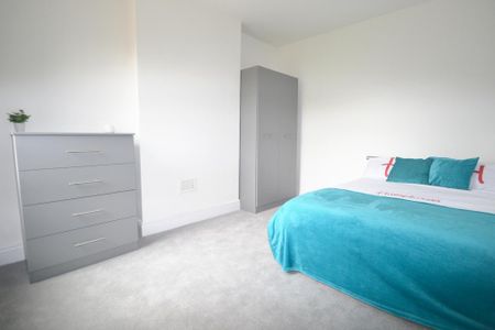 4 bedroom detached house to rent - Photo 2