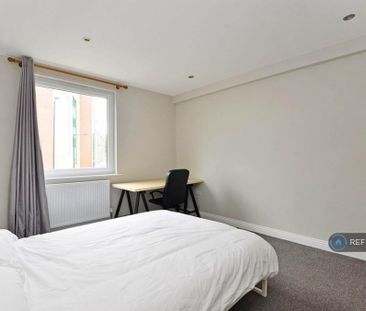 4 bedroom flat to rent - Photo 2