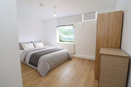 3 Bed Flat, Springfield Lane, NW6 - Photo 2