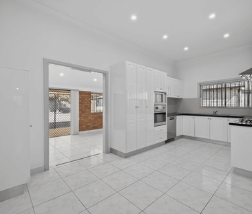 Spacious 4-Bedroom Family Home in Convenient Location - Photo 4