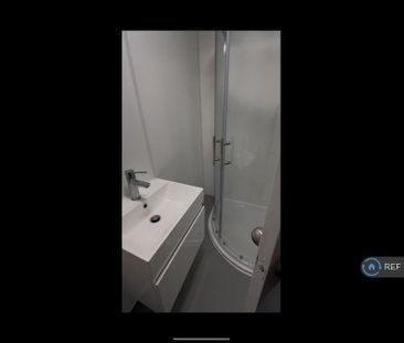 1 bedroom in a flat share to rent - Photo 5