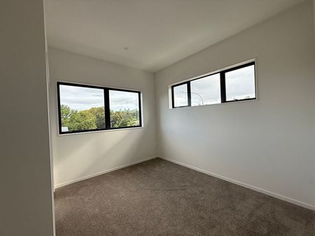 Brand New Excutiove family home - Photo 4