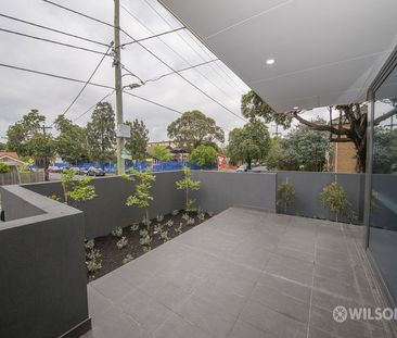 Gorgeous modern 2 bedroom apartment - Photo 4