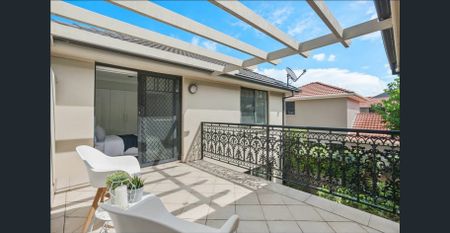 Split Level Boutique Townhouse in Prime Location - Photo 2