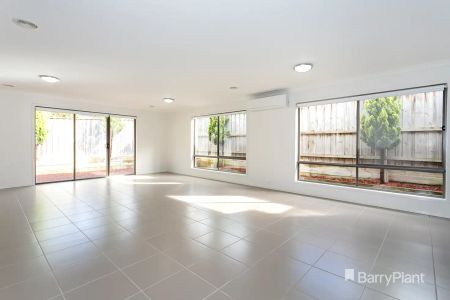 “Charming Family House” - Photo 3