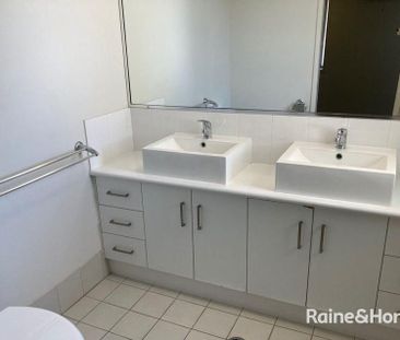 3 BEDROOM TOWNHOUSE IN SOUTH GLADSTONE! - Photo 6