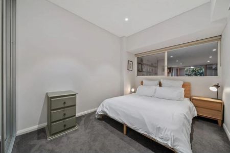 Stylish Contemporary Living in a Vibrant Inner-City Setting - Photo 3