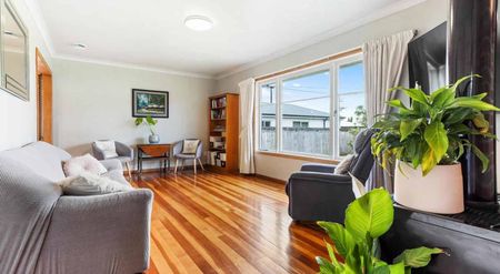 Three-bedroom home in Te Atatu Peninsula - Photo 3