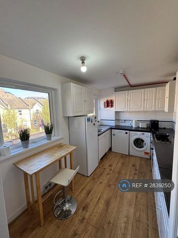 1 bedroom in a house share to rent - Photo 3