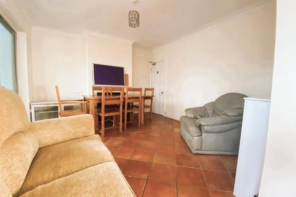 6 bedroom semi-detached house to rent - Photo 1