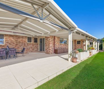 Immaculate single level brick home - Photo 3