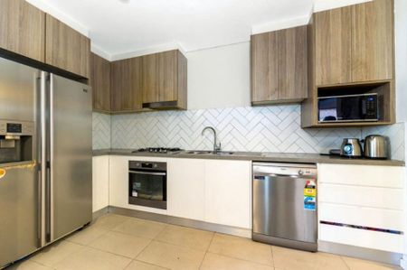 Spacious Modern 2 Bedroom Unit in a Great Location - Photo 5