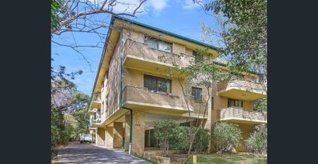 Top floor living with leafy and district outlook - Photo 4