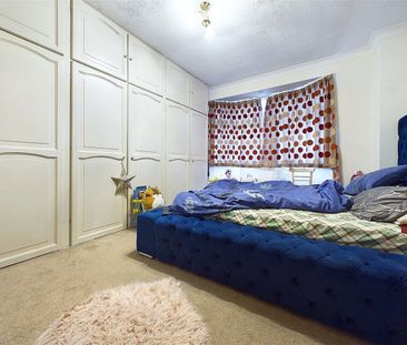 Hogarth Gardens, Hounslow - 3 bedrooms Property for lettings - Chas... - Photo 4