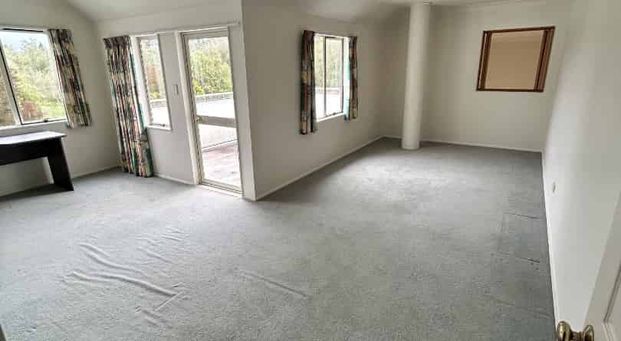 Spacious 5-Bedroom Family Friendly Home! - Photo 1