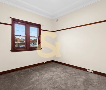 Character Bungalow with Huge Yard, Perfect Maroubra Location - Photo 3