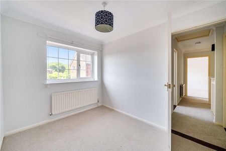 A well-presented detached family home situated in the sought-after village of Kings Worthy - Photo 3