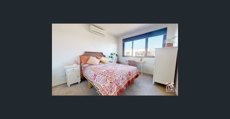 CONTEMPORARY TOWNHOUSE IN ENVIABLE LOCATION! - Photo 2