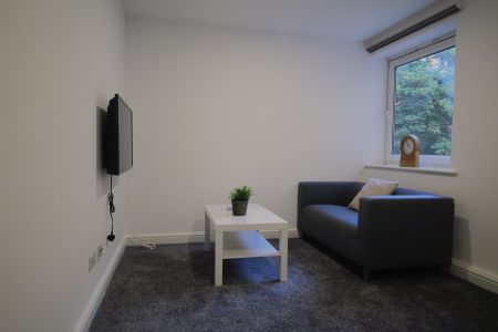 2 Bedroom Apartment - Photo 2