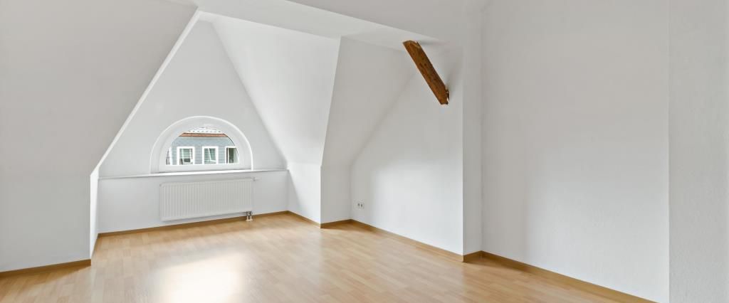 Gemütliche wohnen im Dachgeschoss mit Einbauküche. - Foto 1