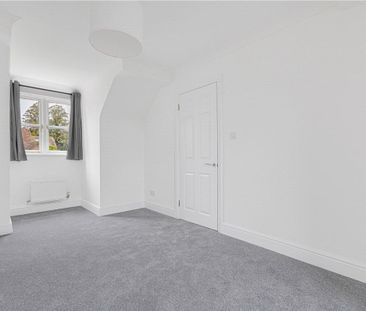 Modernised and particularly well presented 3 bedroom detached house... - Photo 3