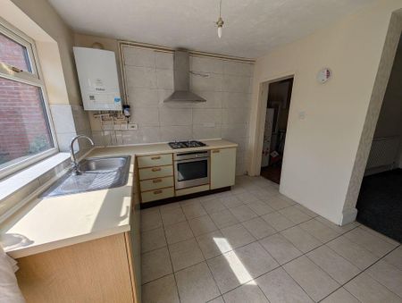 3 bedroom semi-detached house to rent - Photo 4