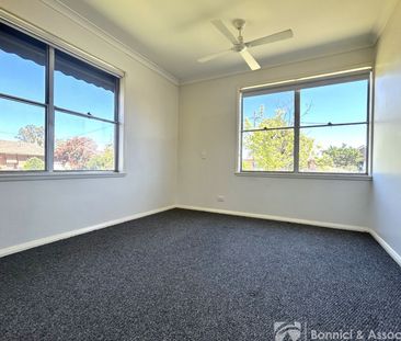 LOW-MAINTENANCE AND CENTRAL CONVENIENCE - Photo 3