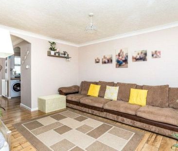 Cottesmore Green 3 bedroom link detached house to rent - Photo 4