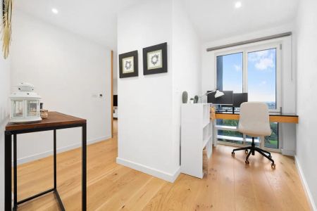 2 bedroom flat in London - Photo 4