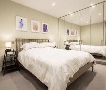 Luxurious Three-bedroom Character Property TO LET In Battersea - Photo 3