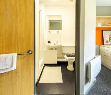 1 bedroom in a flat share to rent - Photo 4