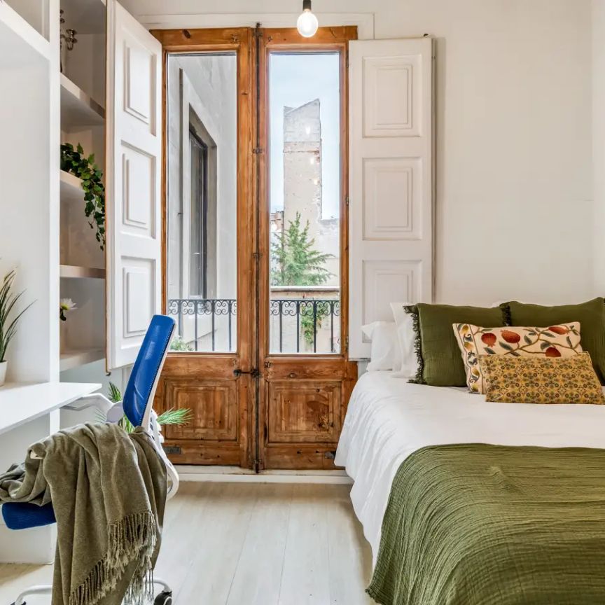 Room in a shared 5-bedroom apartment for rent in El Gòtic, no domiciliation allowed. - Photo 1