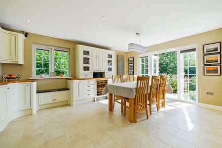 A five bedroom modern family home in a cul de sac location on the popular southern side of Newbury. - Photo 2