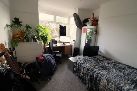 4 bedroom end of terrace house to rent - Photo 3