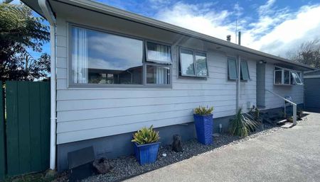 Tidy 3 Bedroom 1 Bathroom House - Pet Friendly - Photo 3