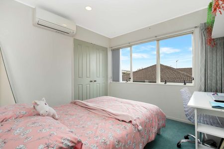 Stunning 3-Bedroom Home with Double Garage in Papatoetoe - Photo 5