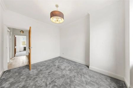 3 bedroom flat in Archway - Photo 3