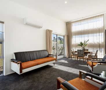 Quality Two-Bedroom Home in Sought-After St Kilda - Photo 3