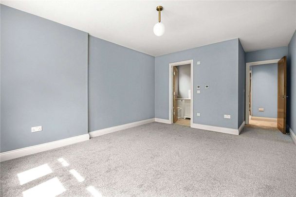 A magnificent detached family home benefiting from grand proportions and a mature south facing garden with an outbuilding. - Photo 1