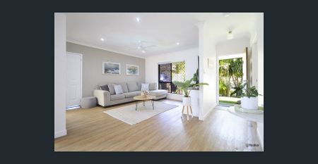 THREE BEDROOM FULLY FURNISHED HOME WITH POOL IN QUIET CUL DE SAC - Photo 3