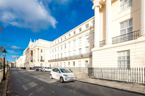 Spacious one bedroom apartment with a direct views into Regents Park - Photo 1