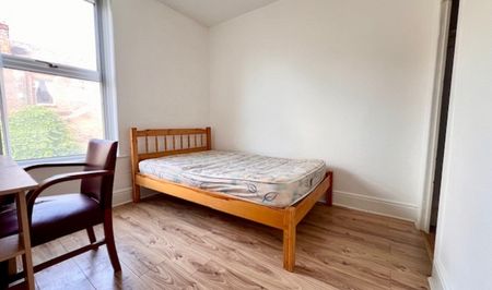 Spacious Four Bedroom Property - Photo 4