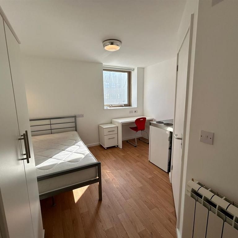 Studio to rent - Photo 1