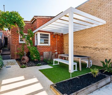 11R Woodland Street, Essendon VIC 3040 - Photo 5