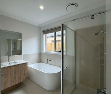 10 Buttercup Crescent, Armstrong Creek VIC 3217 - House For Rent | ... - Photo 6