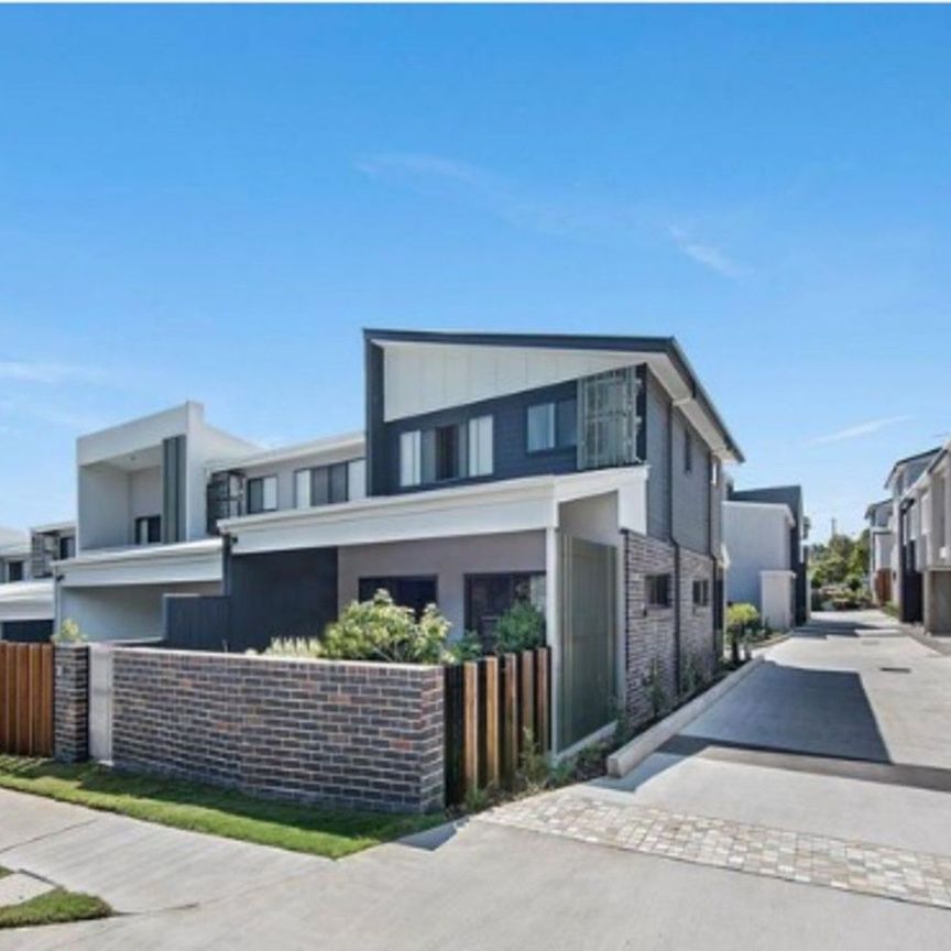 Modern 3-Storey Townhouse With Double Garage - Photo 1