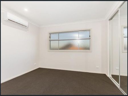 Modern Townhouse in Prime St Albans Location - Photo 3